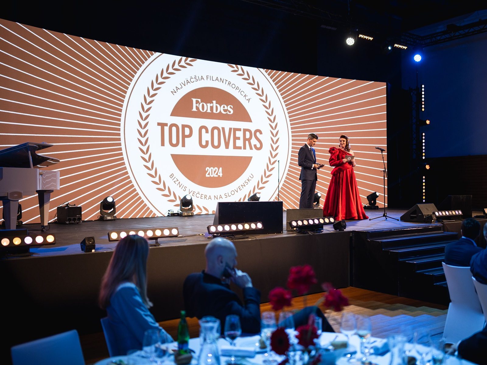 forbes-led-obrazovka-osvetlenie-ozvucenie-ocenenia