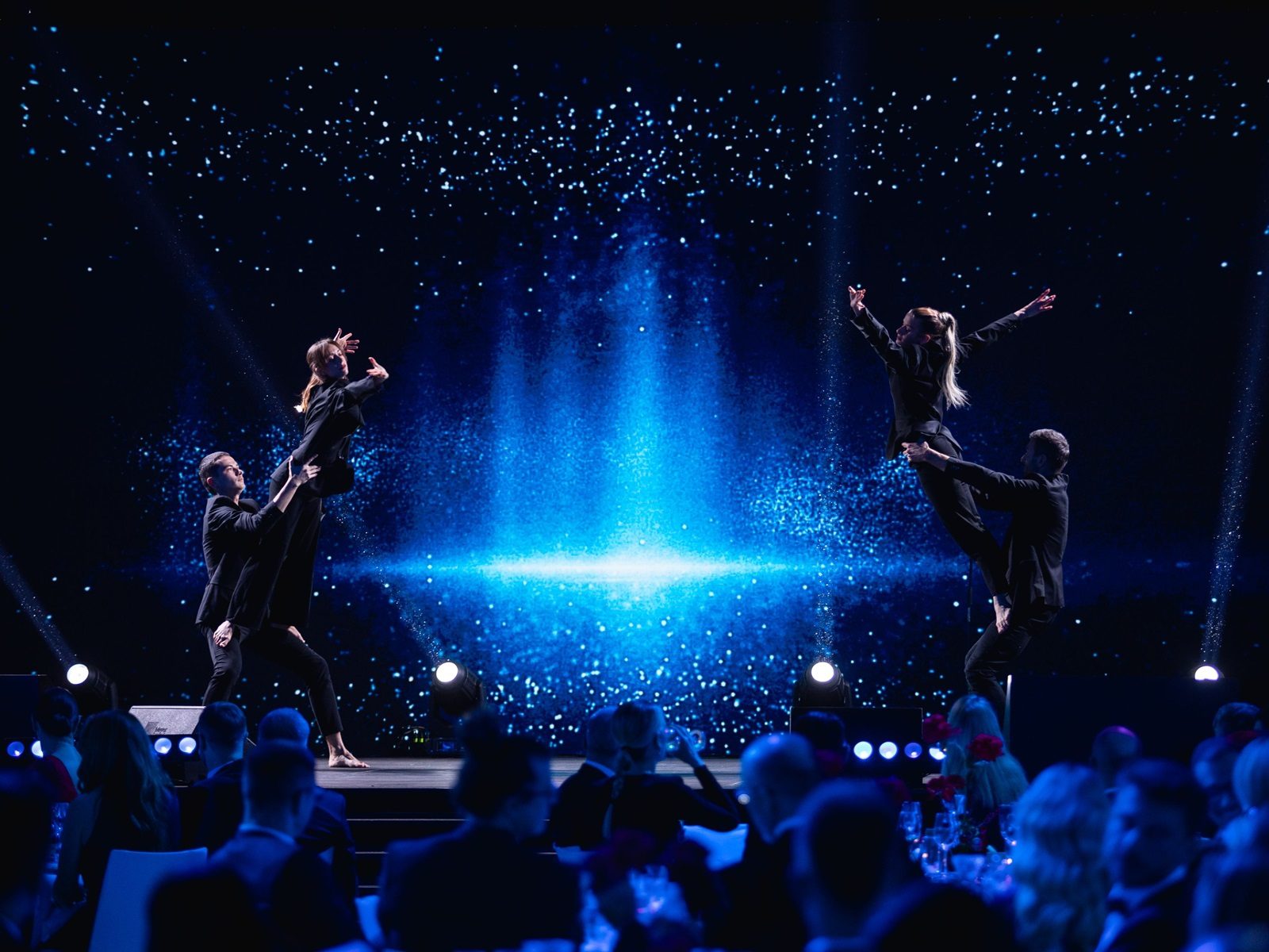 forbes-top-covers-2024-zimna-jazdiaren-osvetlenie-led-ozvucenie