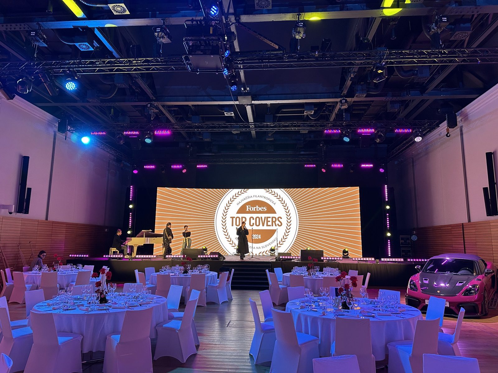 forbes-top-covers-led-obrazovka-osvetlenie-ozvucenie-generalka-kirschner