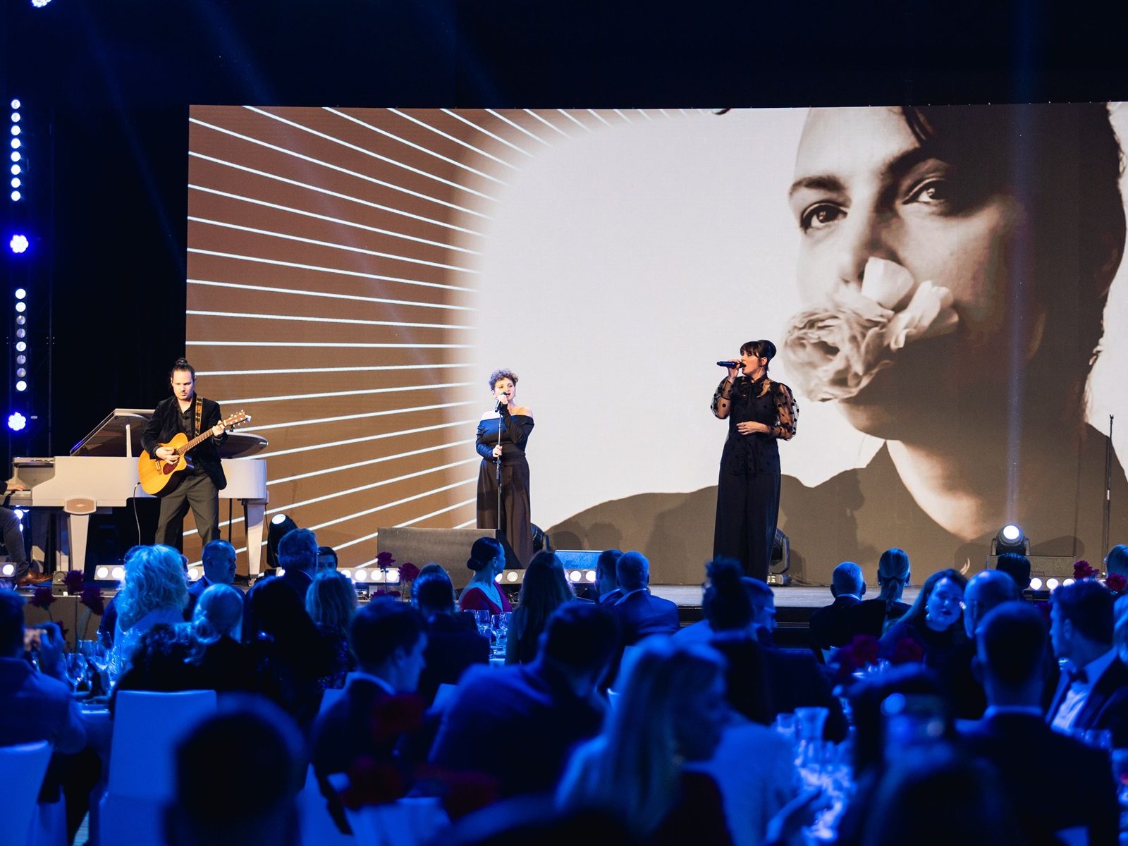 forbes-top-covers-led-obrazovka-osvetlenie-ozvucenie-jana-kirschner