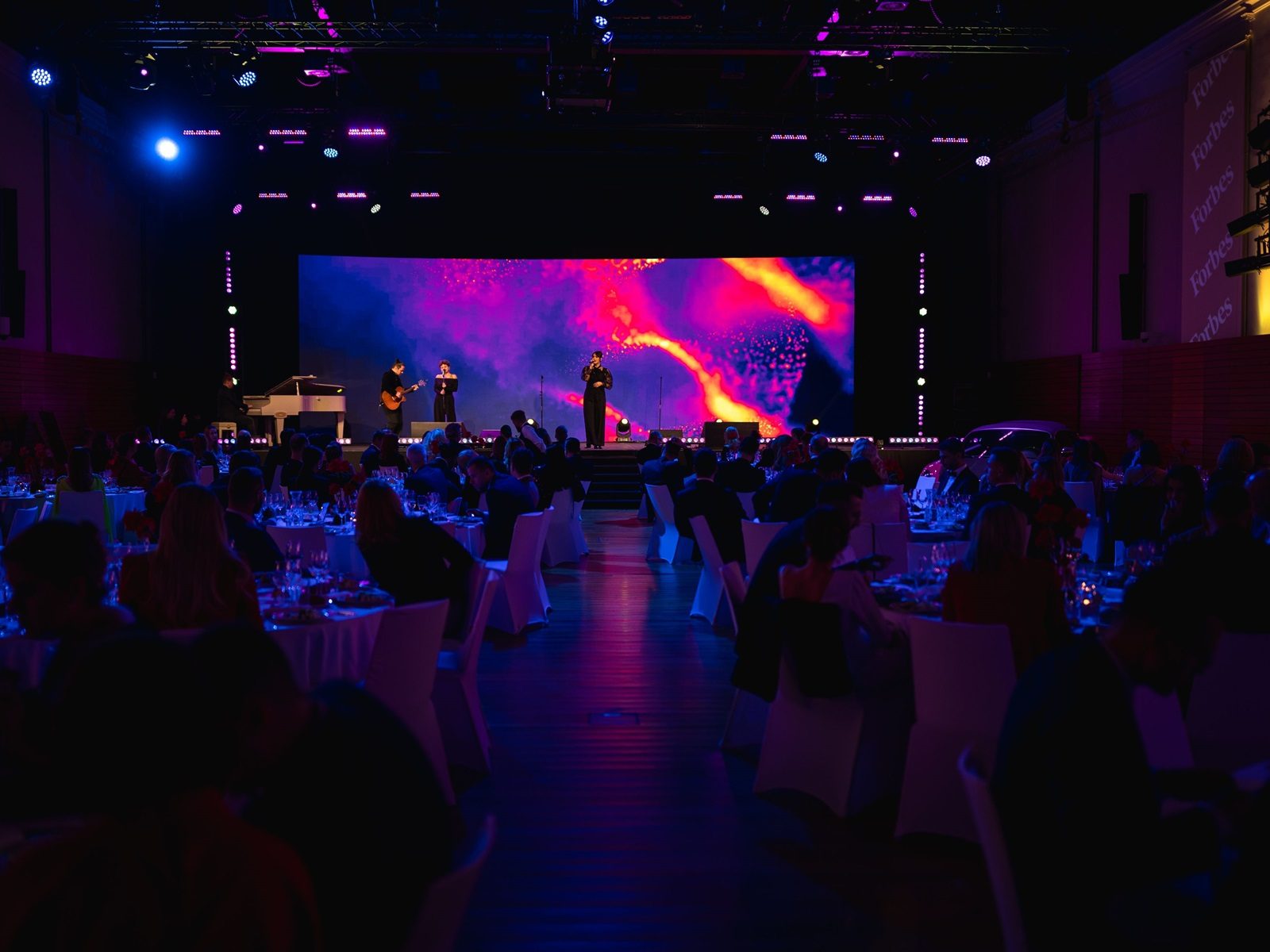 forbes-top-covers-led-obrazovka-osvetlenie-ozvucenie-scena