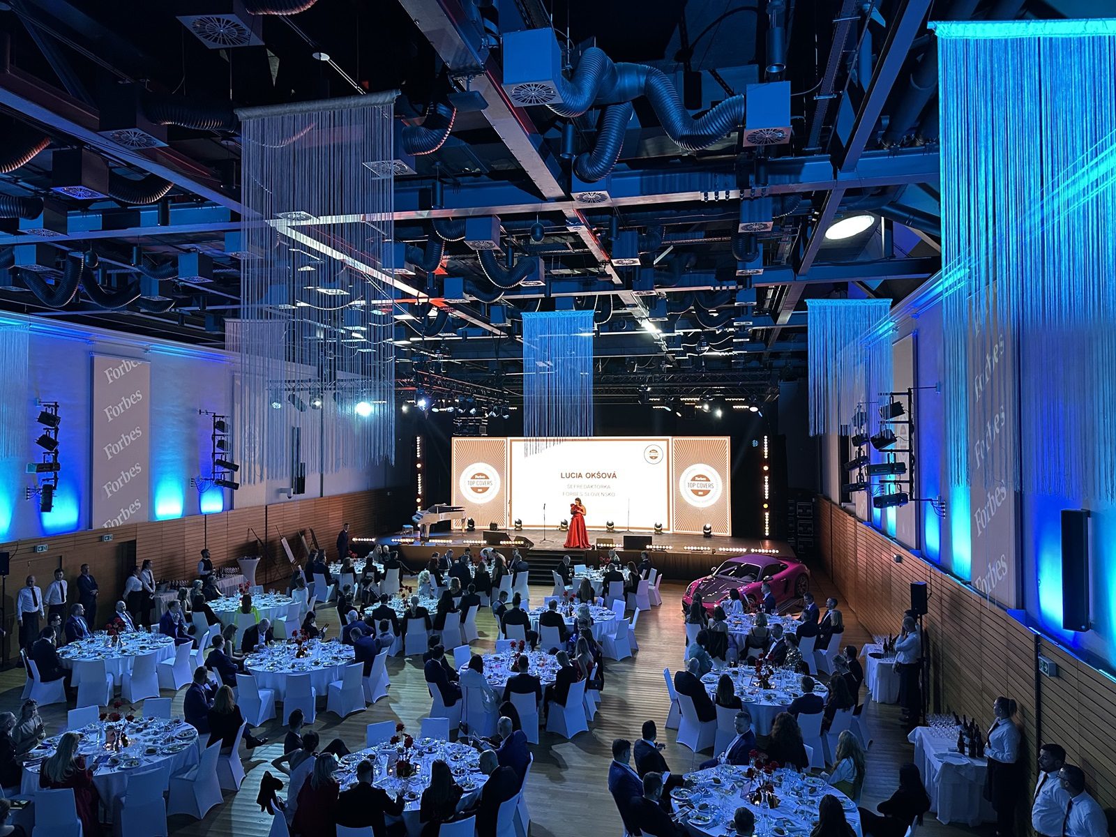 forbes-top-covers-led-obrazovka-osvetlenie-ozvucenie-zimna-jazdiaren-scena