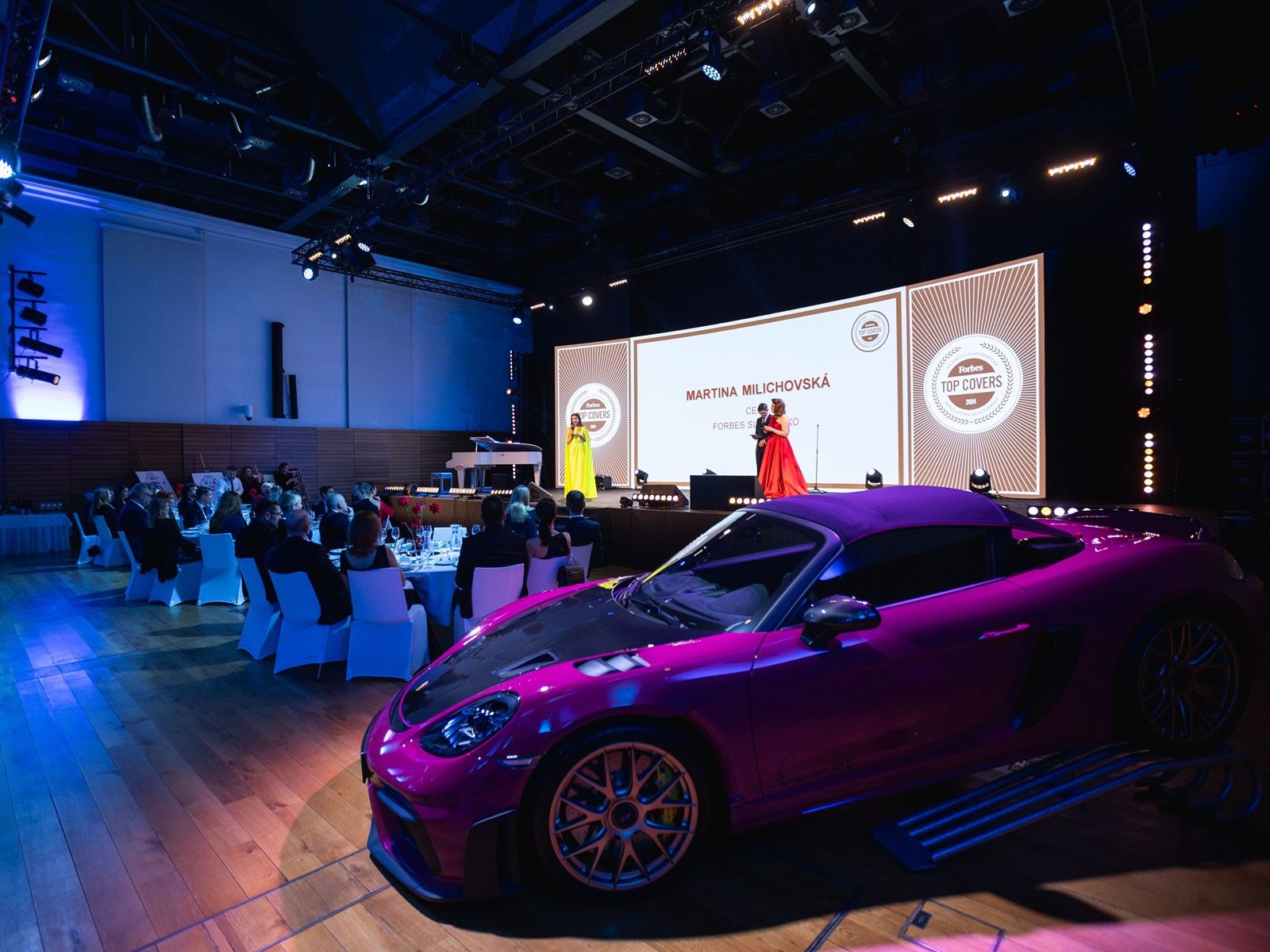 forbes-top-covers-osvetlenie-led-obrazovka-ozvucenie