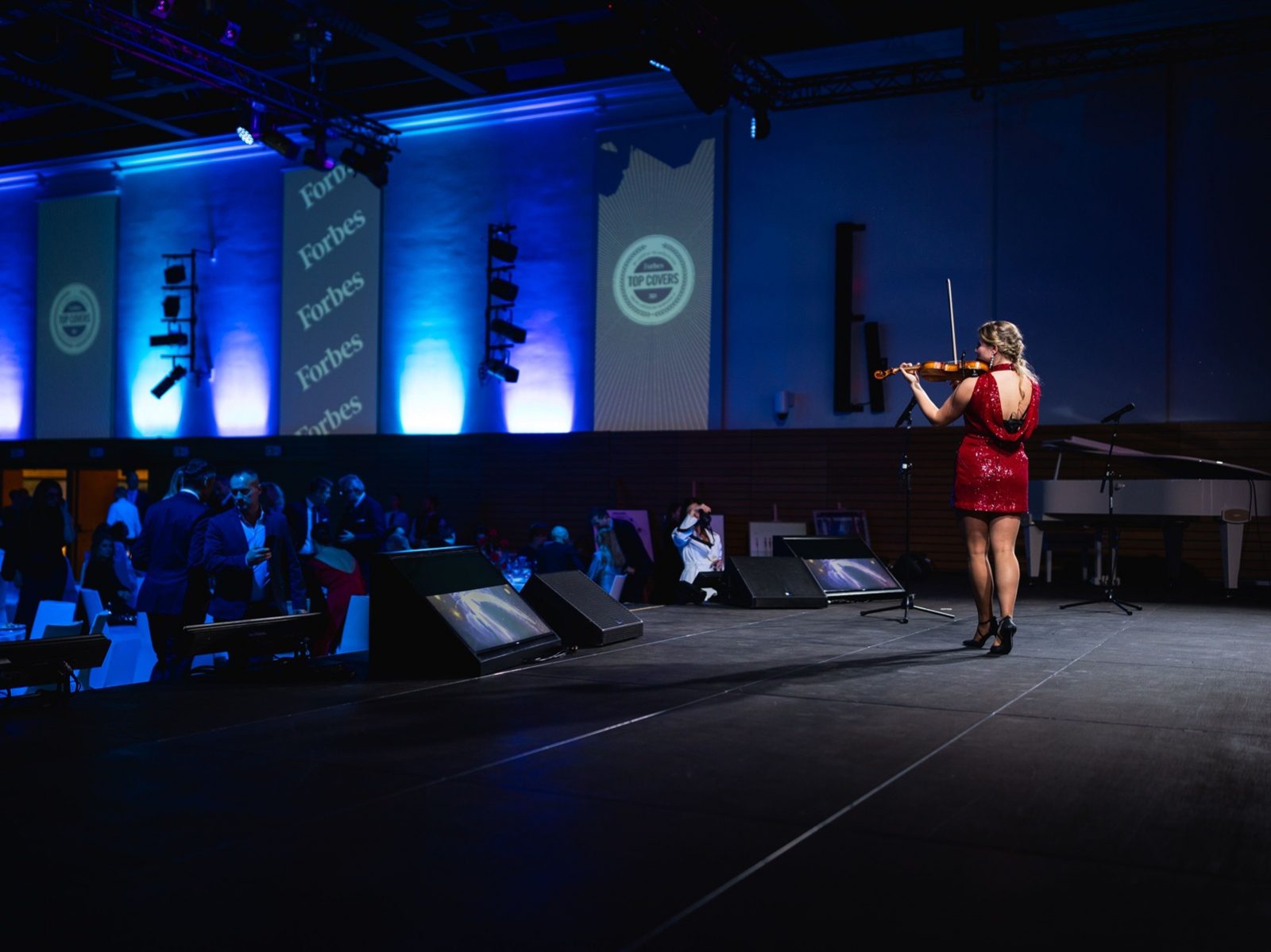 forbes-top-covers-podium-osvetlenie-ozvucenie-monitory