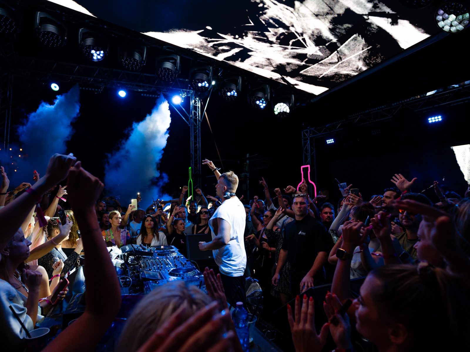 hurricane-dj-ekg-groundsupport-entertainment-lighting-led-screens-dance-party-ekg-solo