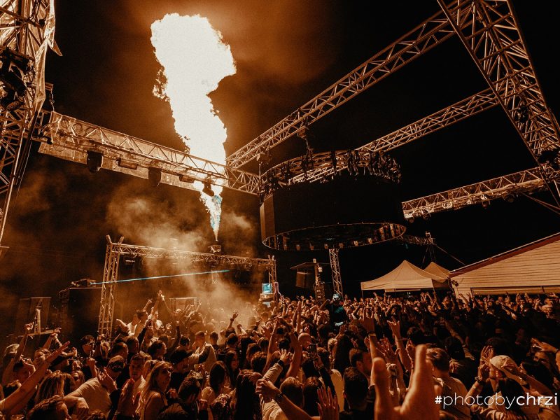 hurricane-dj-ekg-wakelake-beleuchtung-geführte-bühnenbau-laser-pyrotechnik