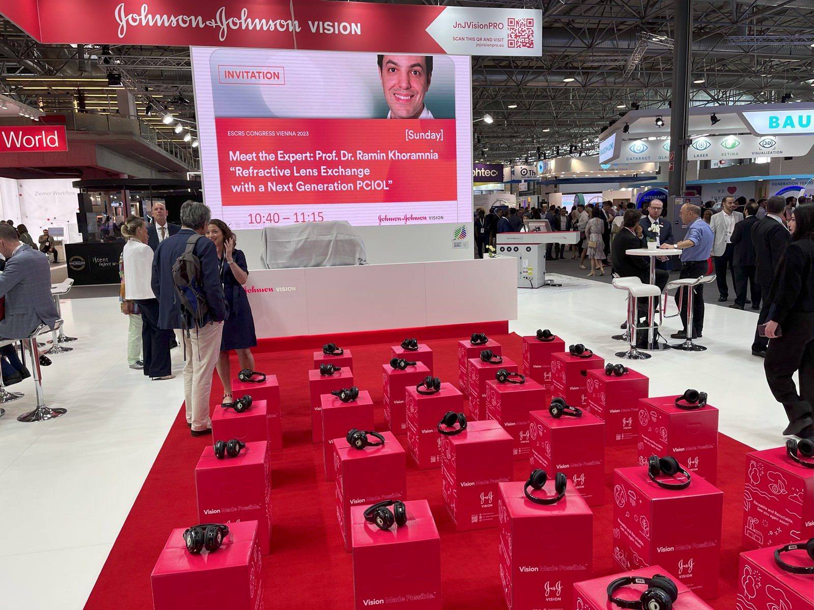 hurricane-johnson-johnson-j-j-vienna-exhibition-led-gloshine-silent-disco-