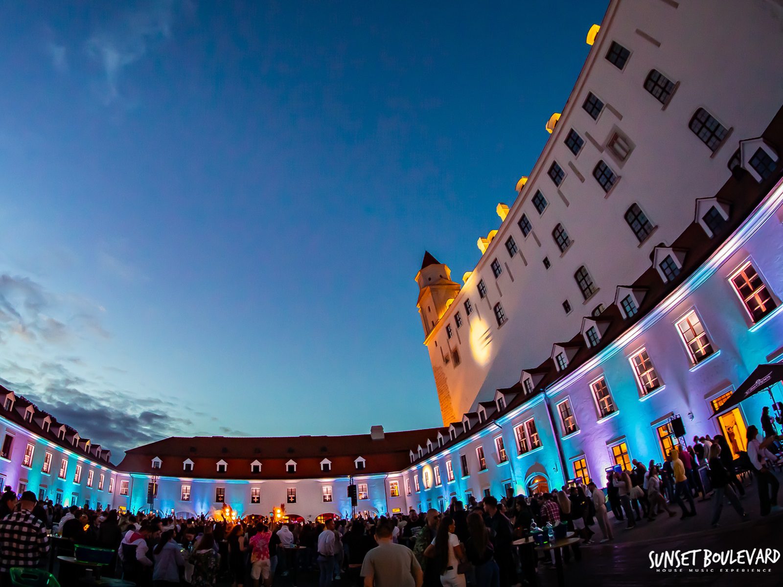 10_Hurricane_DJ EKG_Sonnenuntergang Boulevard_Bratislavsky hrad_ozvucenie_osvetlenie_hradu_tanecna party