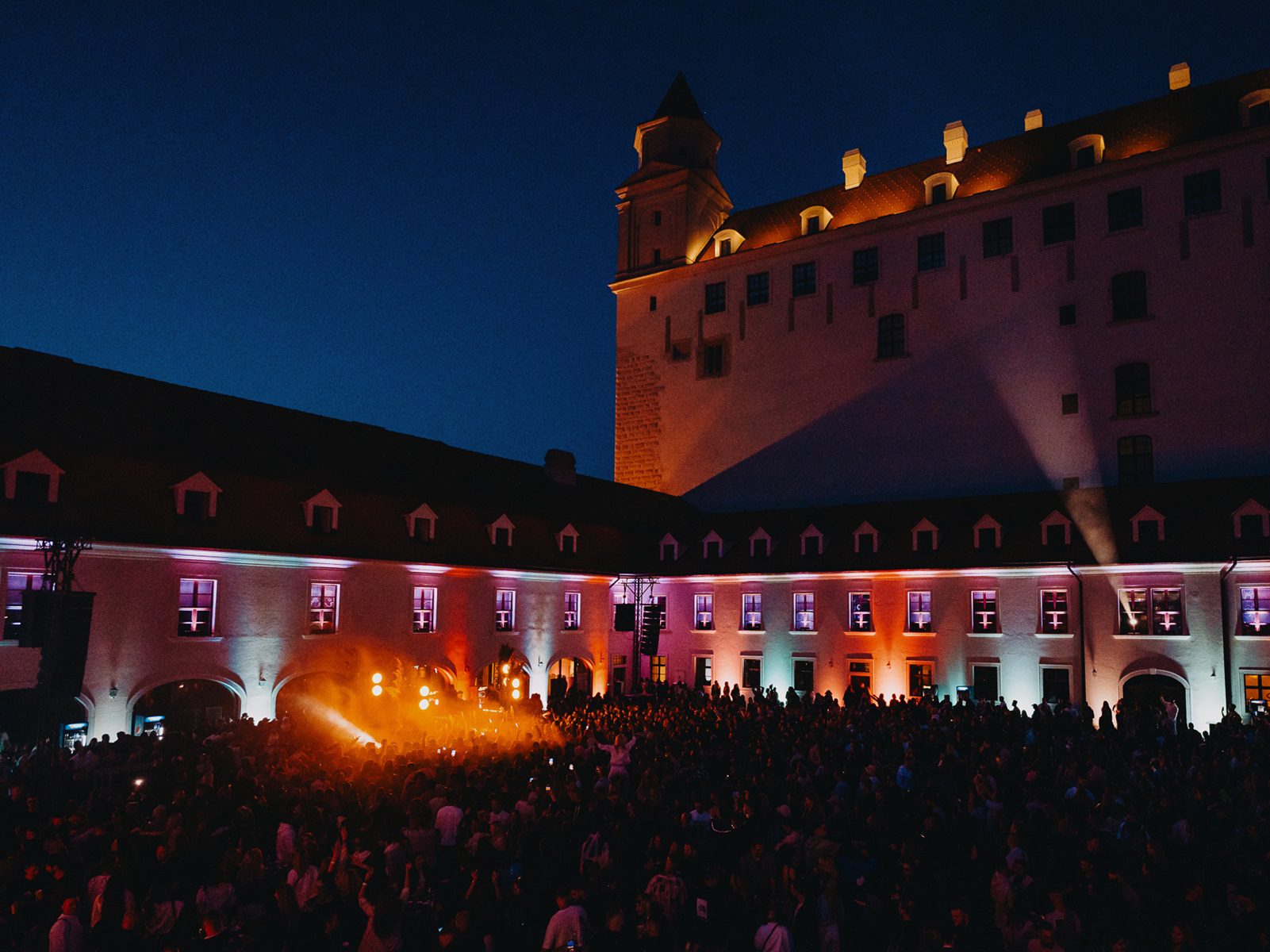 11_Hurricane_DJ EKG_Sonnenuntergang Boulevard_Bratislavsky hrad_osvetlenie_hradu_tanecna party_ozvucenie