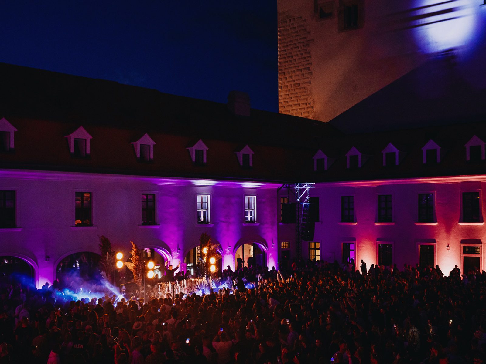 13_Hurricane_DJ EKG_Sonnenuntergang Boulevard_Bratislavsky Schloss_Beleuchtung_Schloss_Tanzparty_Aufregung_technische Sicherheit