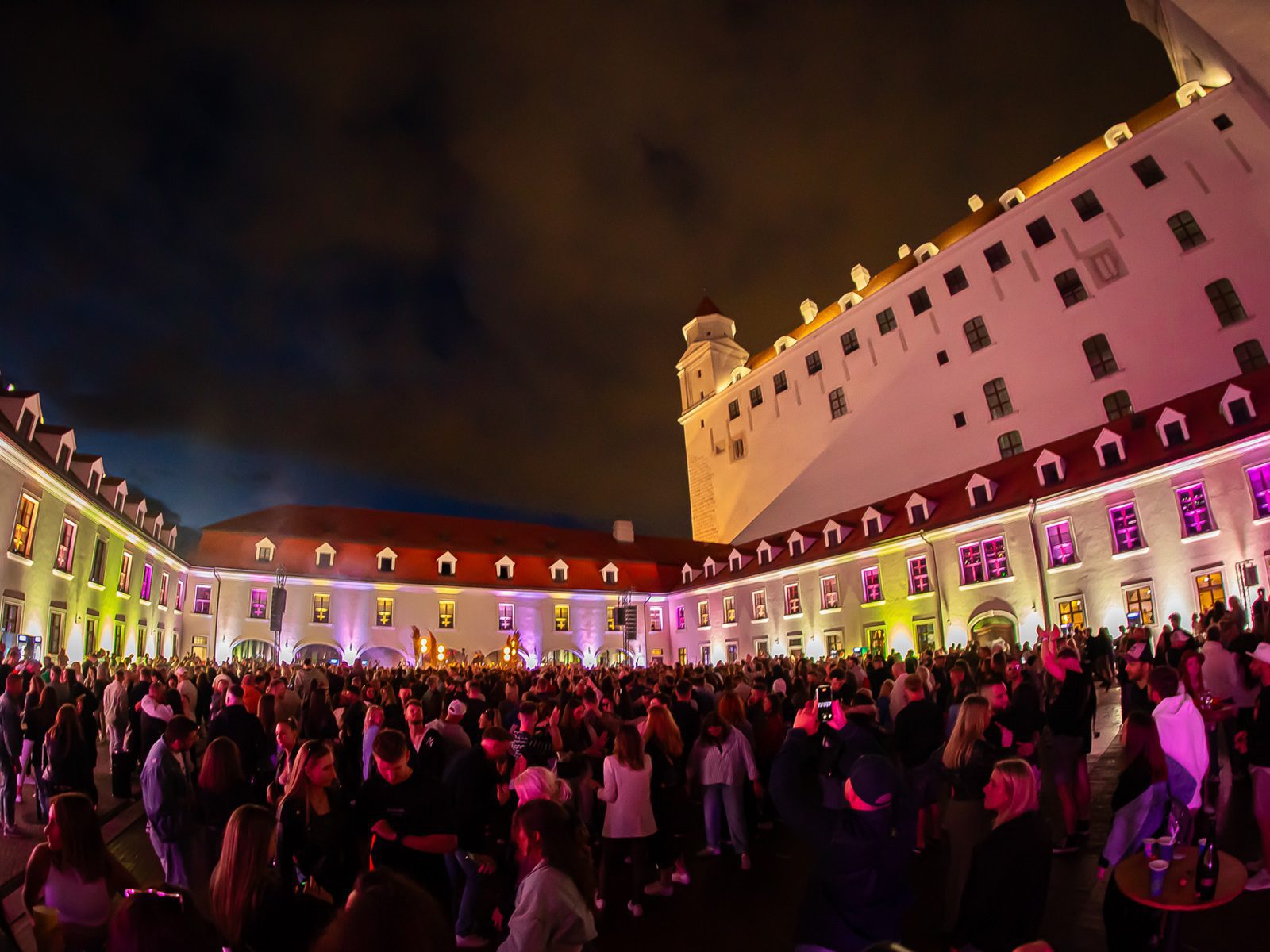 14_Hurricane_DJ EKG_Sonnenuntergang Boulevard_Bratislavsky hrad_Beleuchtung_technische Sicherheit