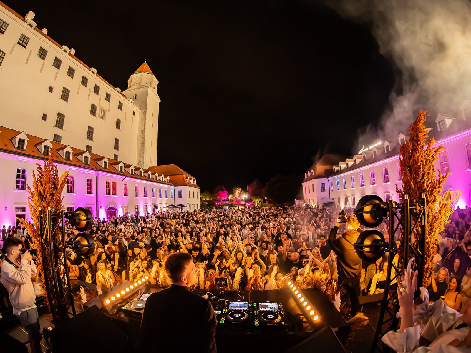 15_Hurricane_DJ EKG_Sonnenuntergang Boulevard_Bratislavsky hrad_Beleuchtung_technisch Sicherheit_Lautsprecher_Ton