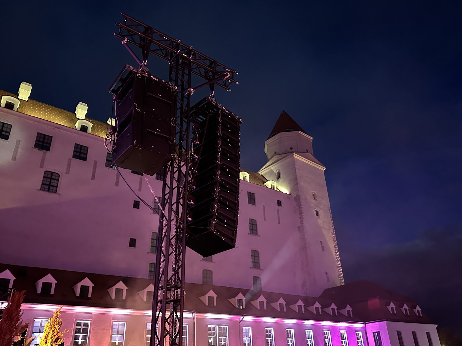 17_Hurricane_DJ EKG_Sonnenuntergang Boulevard_Bratislavsky hrad_Meyer Sound_Leopard_reproducers