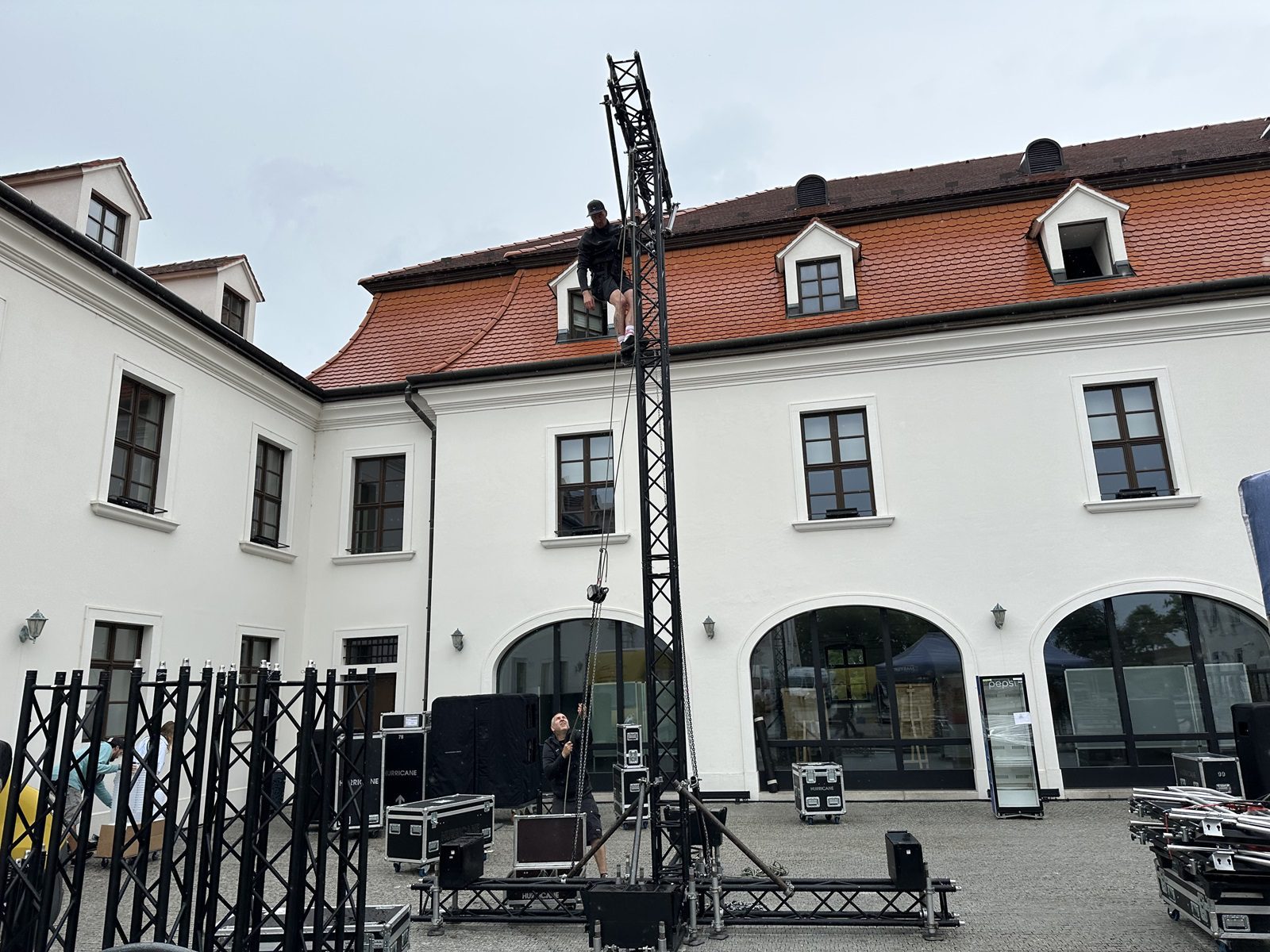 18_Hurricane_DJ EKG_Sonnenuntergang Boulevard_Bratislavsky hrad_Konstruktionen_demontaz_Techniker