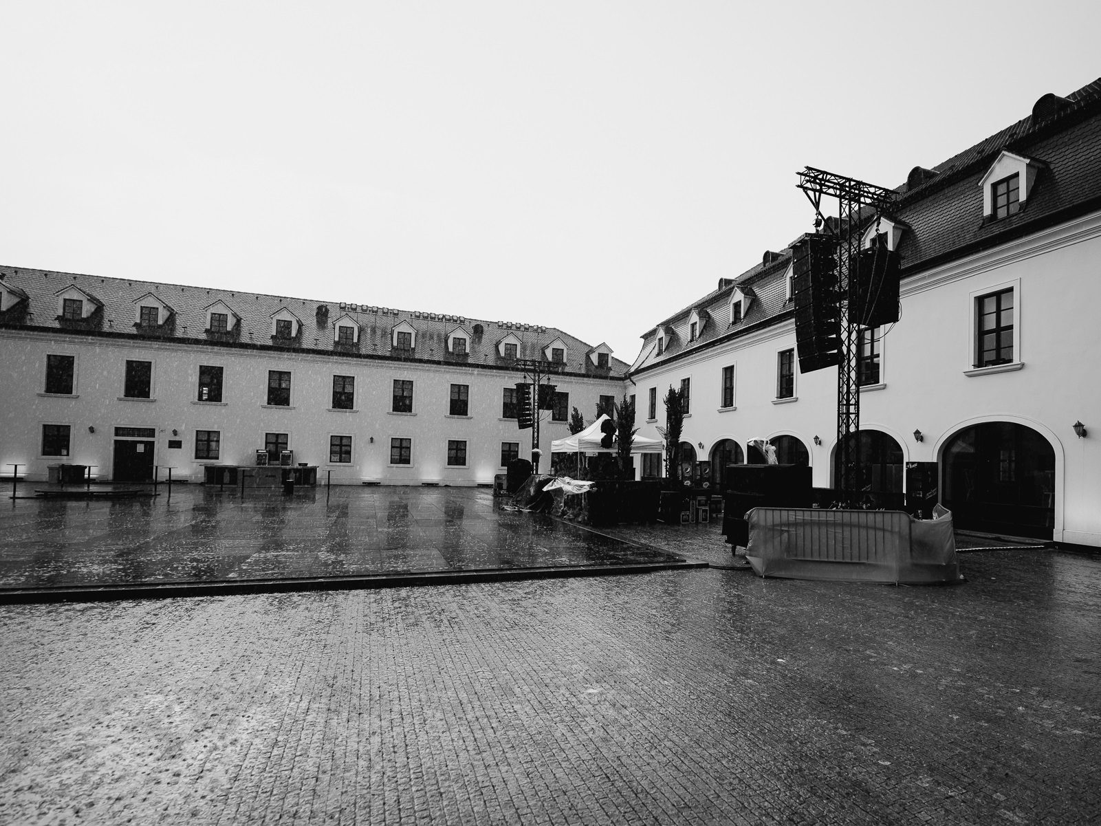 1_Hurricane_DJ EKG_Sonnenuntergang Boulevard_Bratislavsky hrad_technische Sicherheit_außen_dazd