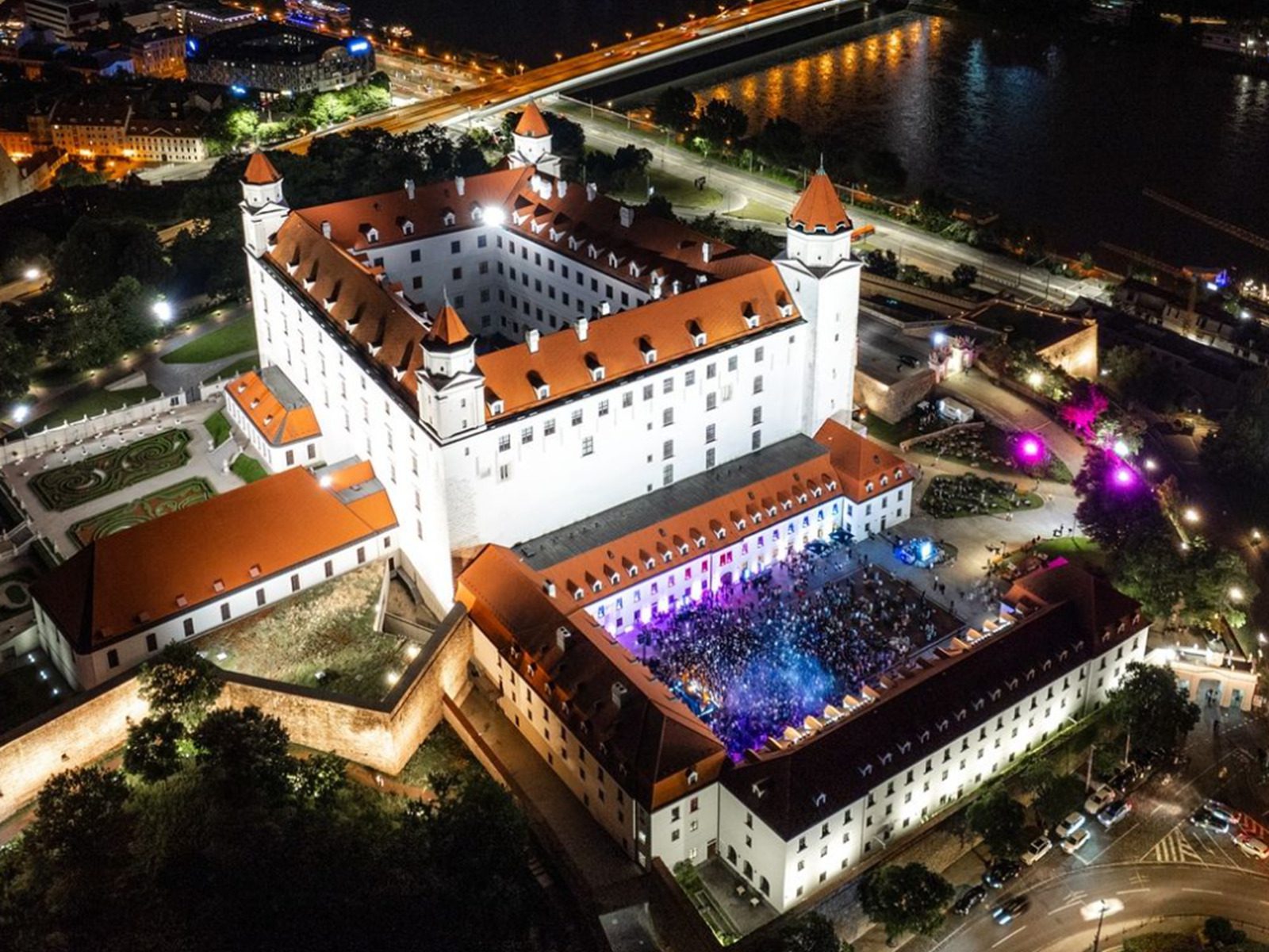 20_Hurricane_Sonnenuntergang Boulevard_DJ EKG_Bratislavsky hrad_Tanzparty_Drohnenansicht_2