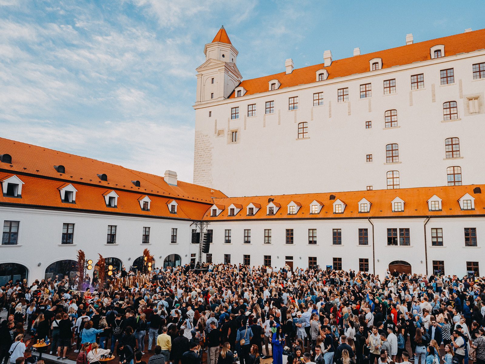 3_Hurricane_DJ EKG_Sonnenuntergang Boulevard_Bratislavsky hrad_Meyer Ton_Beleuchtung