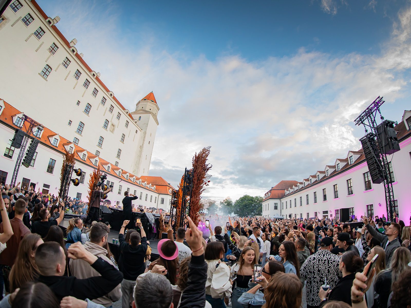 4_Hurricane_DJ EKG_Sonnenuntergang Boulevard_Bratislavsky hrad_aufregung_Meyer Ton_Beleuchtung_Bühne