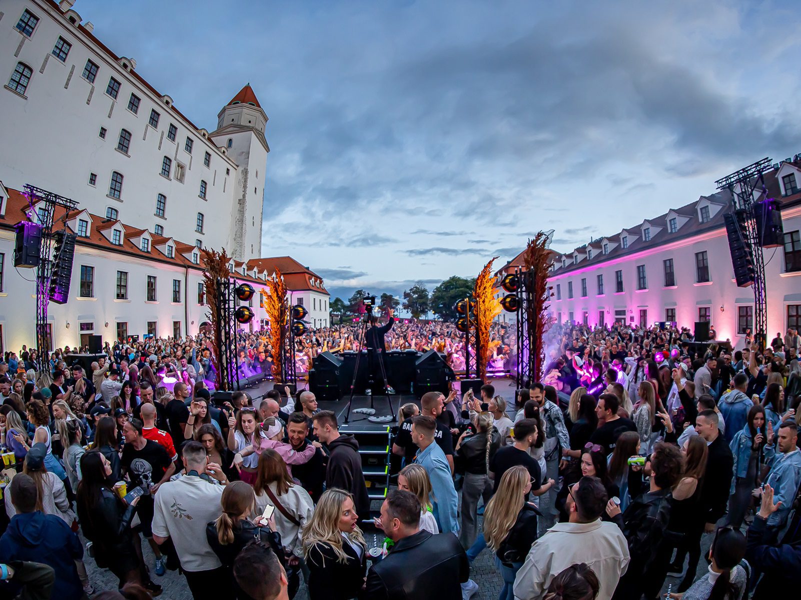 6_Hurricane_DJ EKG_Sonnenuntergang Boulevard_Bratislavsky hrad_Meyer Ton_Beleuchtung_Bühne