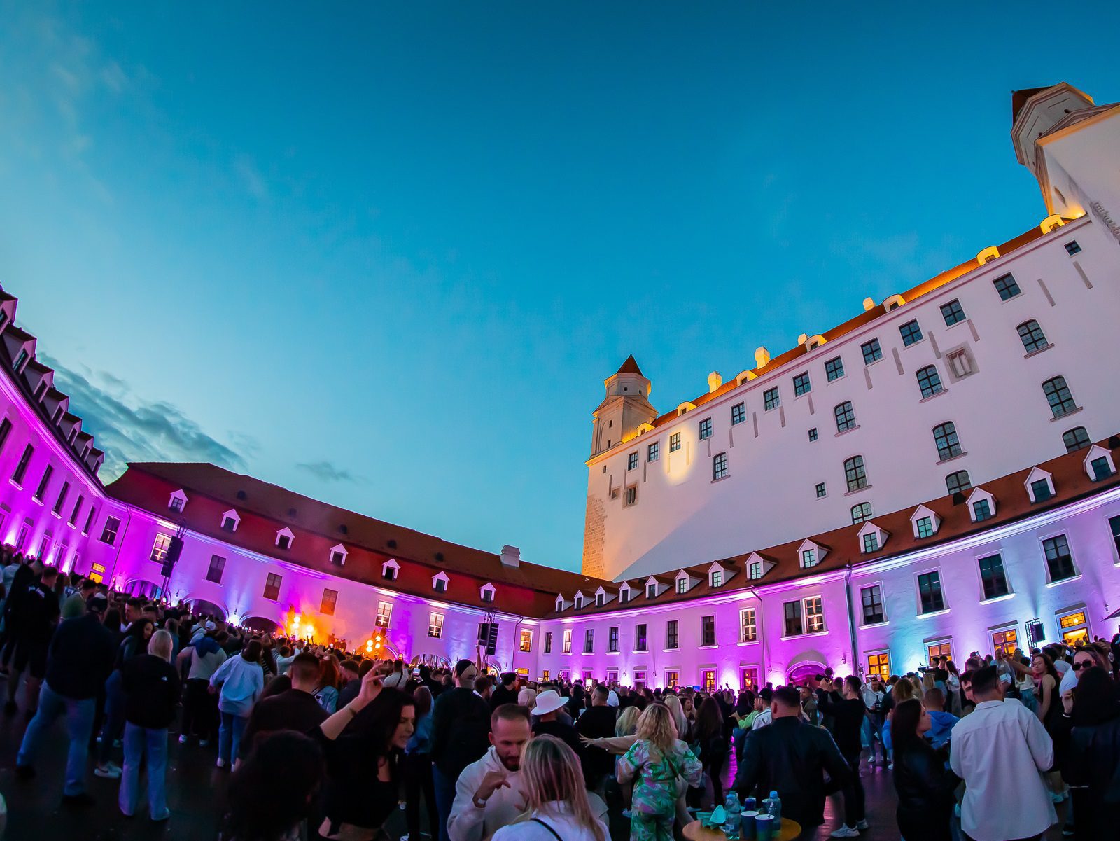 7_Hurricane_DJ EKG_Sonnenuntergang Boulevard_Bratislavsky hrad_ozvucenie_osvetlenie_budovy_tanecna party