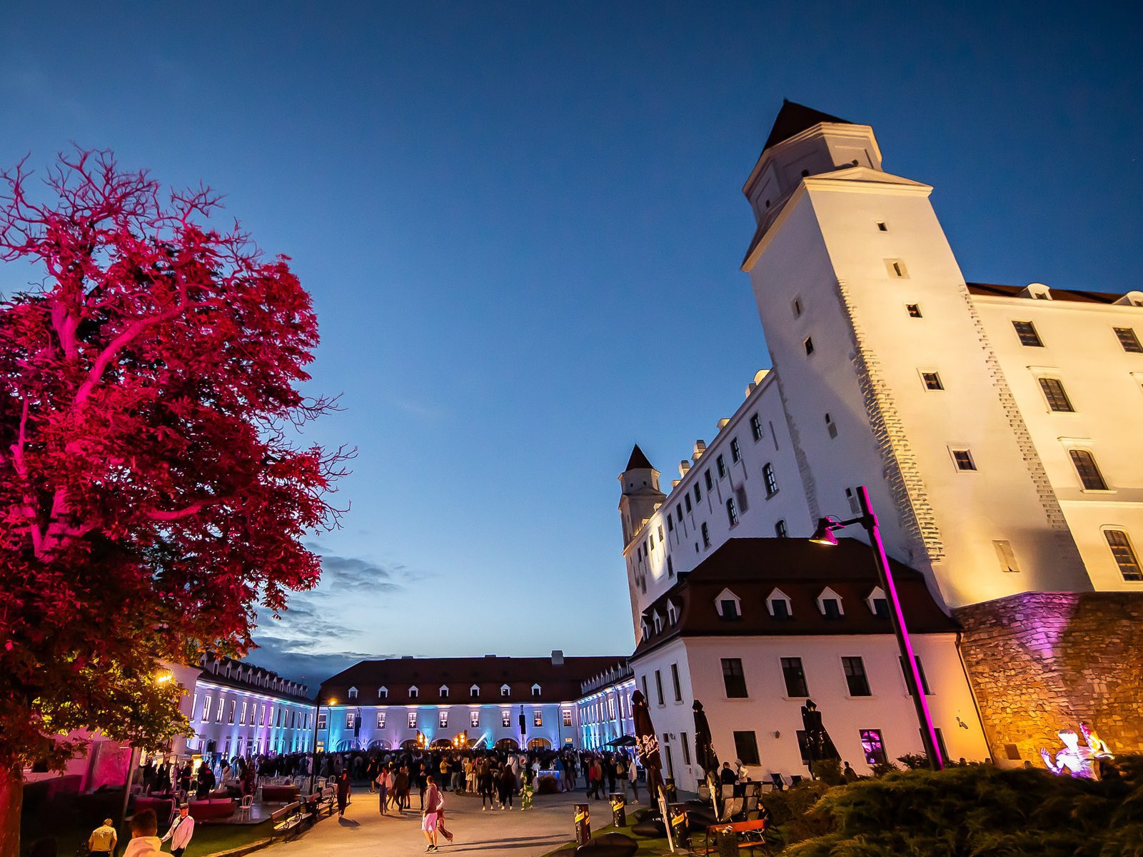 8_Hurricane_DJ EKG_Sonnenuntergang Boulevard_Bratislavsky hrad_Aufregung_Beleuchtung_technische Sicherheit_Tanzparty