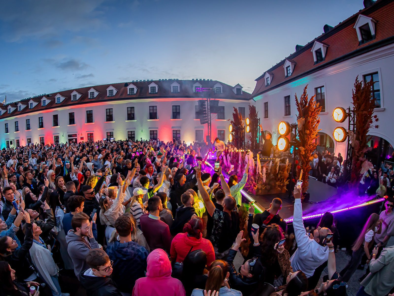 9_Hurricane_DJ EKG_Sonnenuntergang Boulevard_Bratislavsky hrad_Meyer Ton_Beleuchtung_Bühne