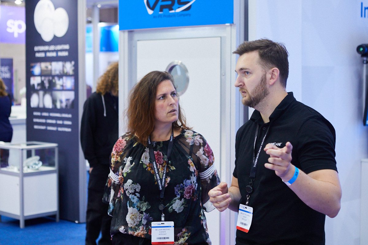 Hurricane-Team_Intelsat_LCD-Bildschirme_touch_LED Gloshine_Ausstellung_Hamburg_Evka-Team