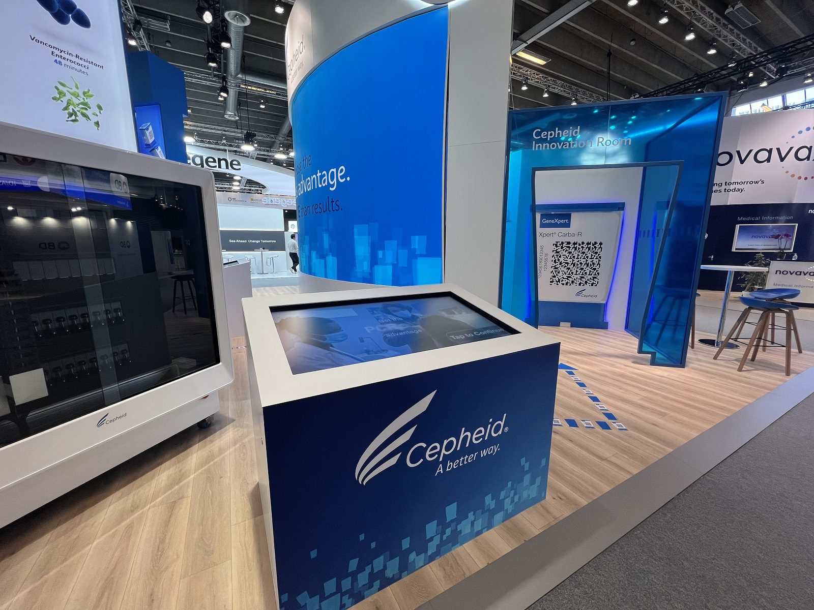 Hurricane_Copenhagen_exhibition_curved LCD_LED screens_touch LCD_technical support