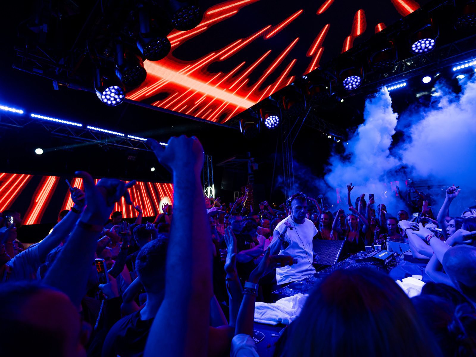 Hurricane_DJ EKG_Wakelake_groundsupport_fade_lighting_screen_led_dimostroj