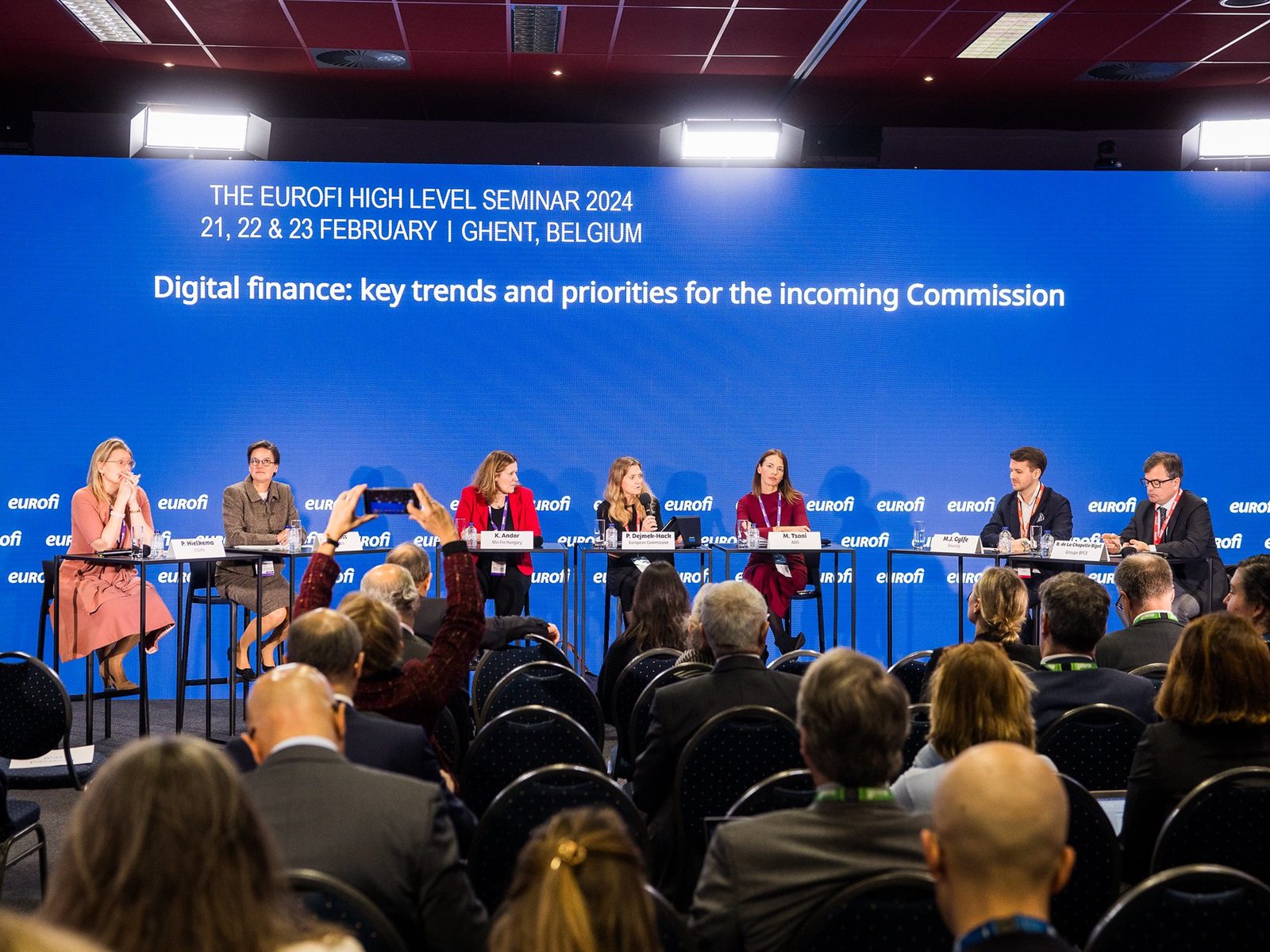 Hurricane_Eurofi_Finanzforum_Gent_Belgien_technische Unterstützung_LED-Bildschirm_Schall_Licht_Frauengespräch