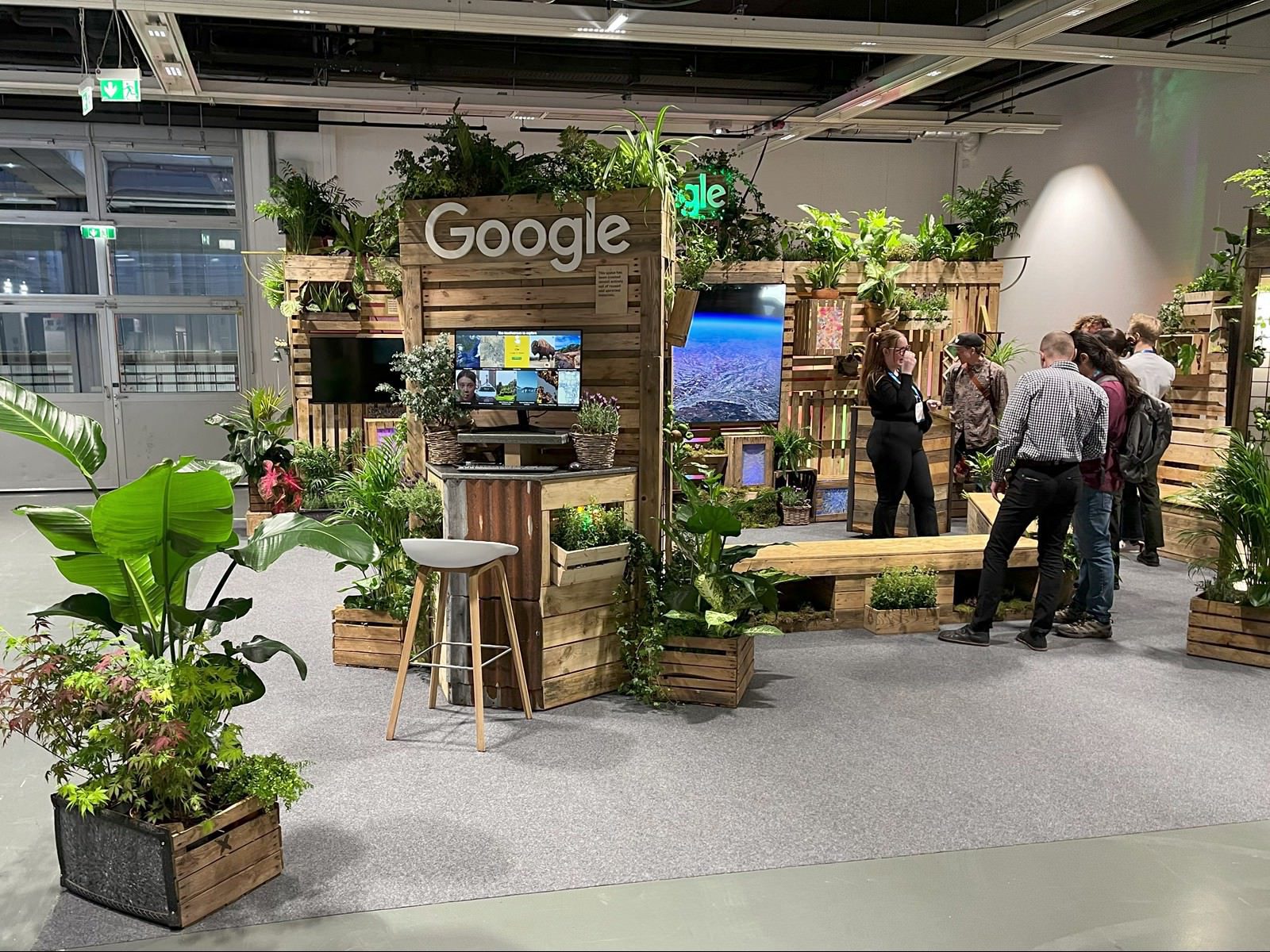 Hurricane_Google_Vienna_EGU_LCD_displays_technische_Unterstützung_Ausstellung