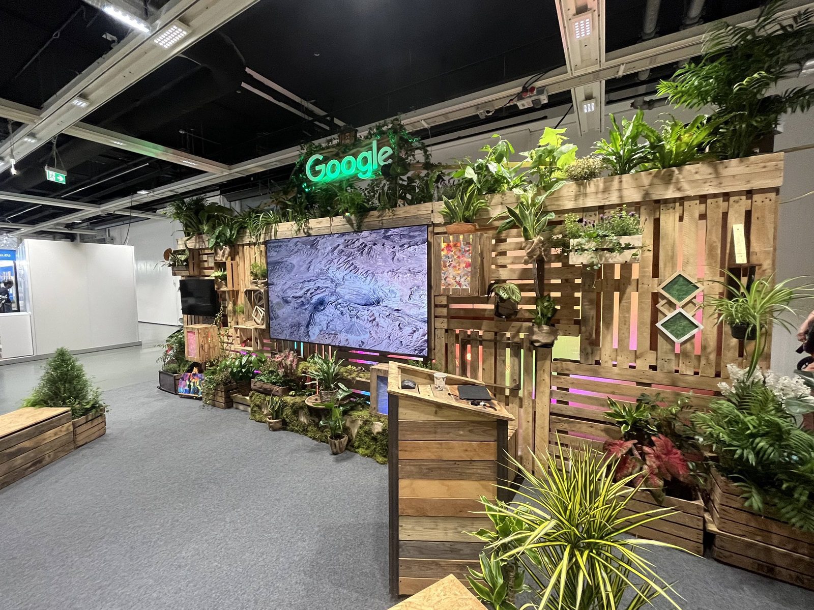 Hurricane_Google_Vienna_EGU_Ausstellung_LCD-Displays_technische_Unterstützung_