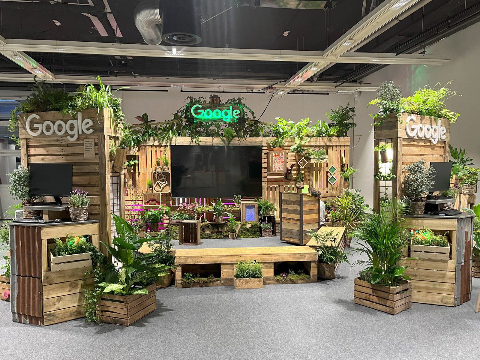 Hurricane_Google_Vienna_EGU_technische_Unterstützung_LCD_Anzeigen