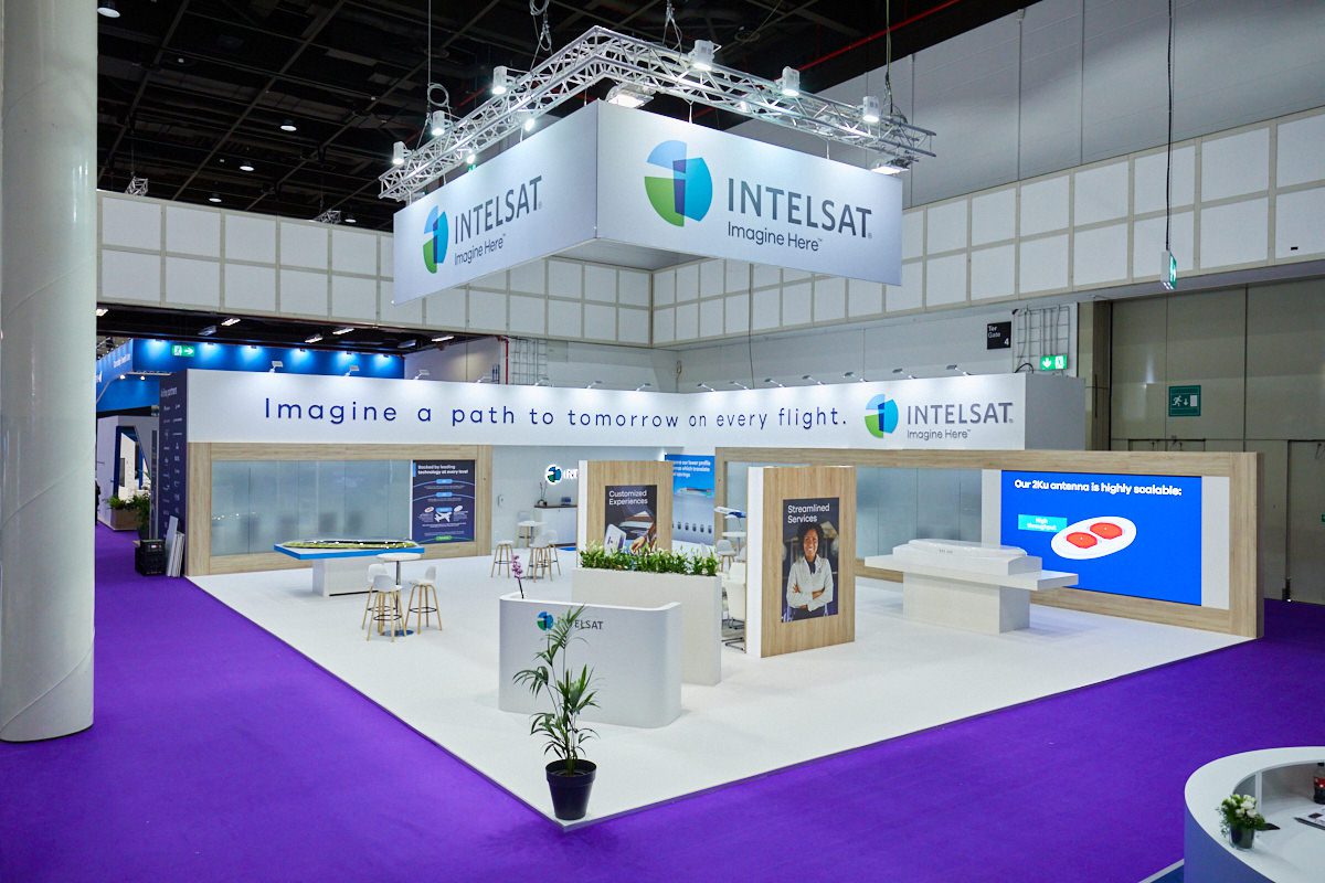 Hurricane_Intelsat_Hamburg_LCD_Touchscreens_LED Gloshine_Ausstellung