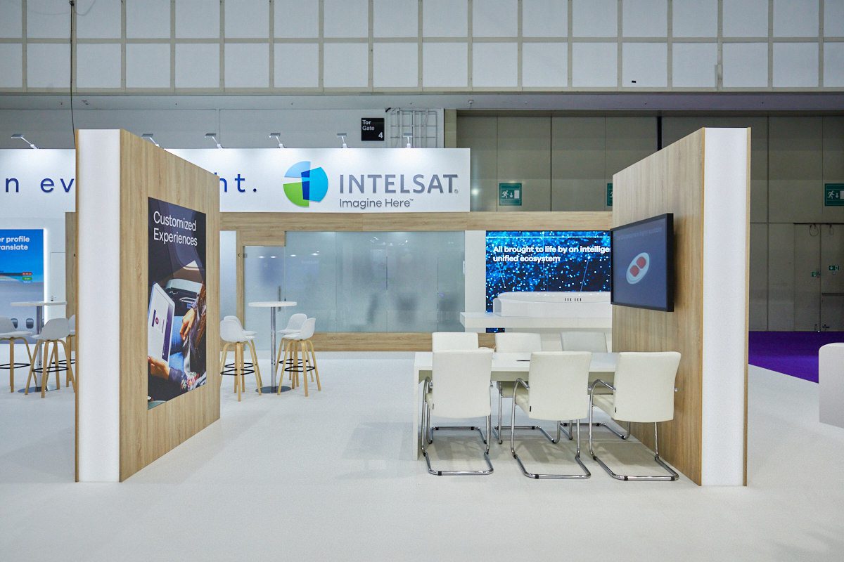 Hurricane_Intelsat_LCD_Touchscreens_LED Gloshine_Ausstellung_Hamburg_Technik