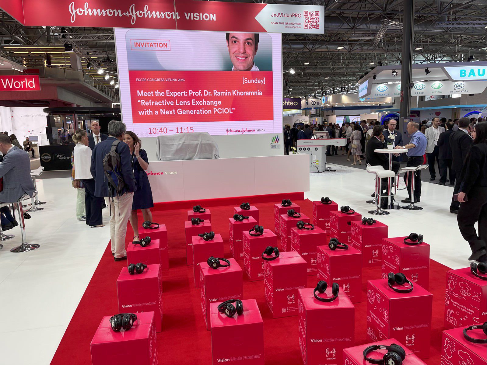 Hurricane_Johnson_&_Johnson_J&J_Vienna_exhibition_LED_gloshine_silent_disco_