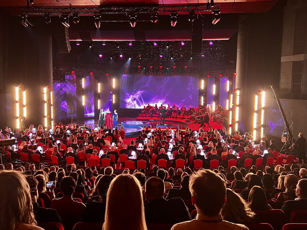 Hurricane_Kristalove kridlo_SND_operne singacky_Symfonicky orchester_direct transmission_osvetlenie_ozvucenie