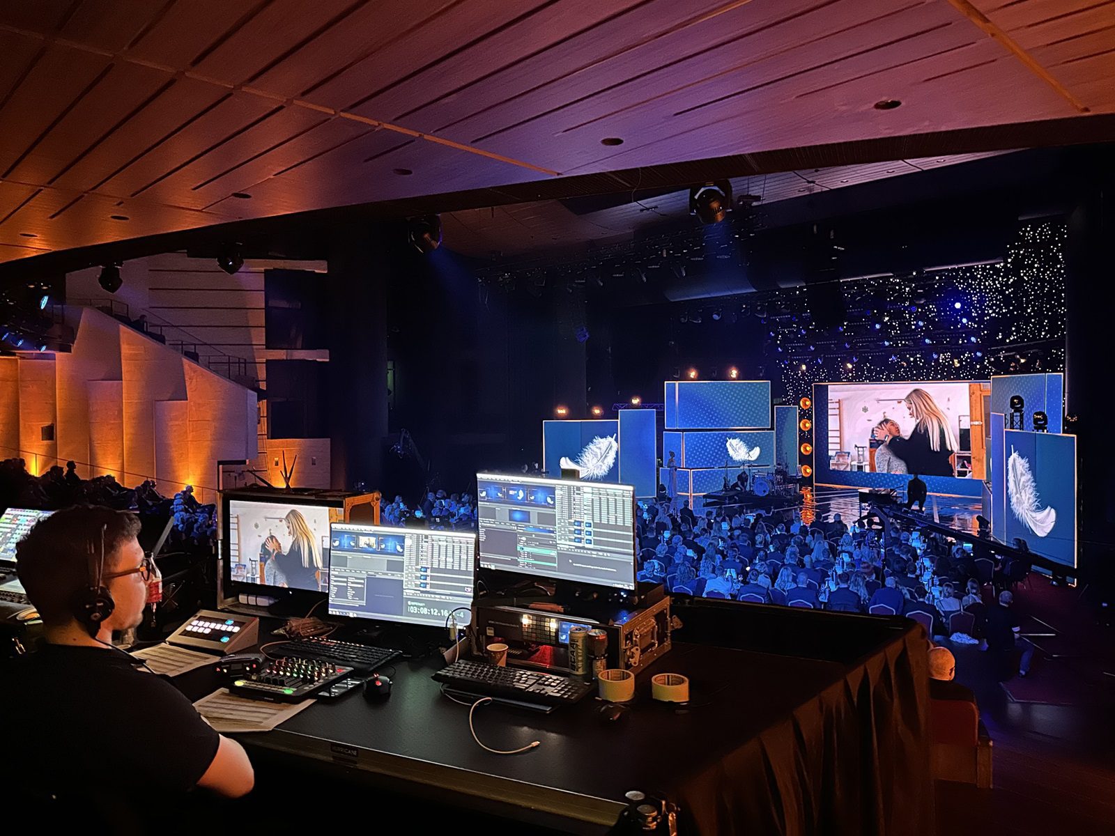 Hurricane_Crystal Wing_SND_production_colleagues_rezia_LED screen_monitors_lighting_illumination