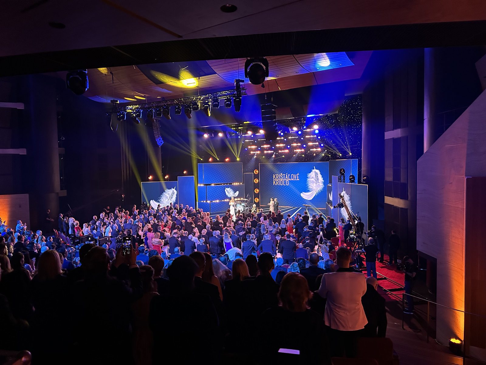 Hurricane_Crystal Wing_SND_TV_LED screen_Lighting_Scene