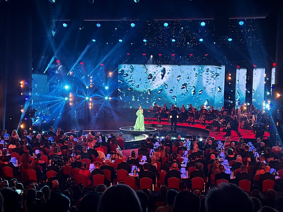 Hurricane_Kristalove kridlo_Direktübertragung_SND_Monika Bagarova_Robe_Beleuchtung_Lichtshow_Footage_LED-Screen_Zauber