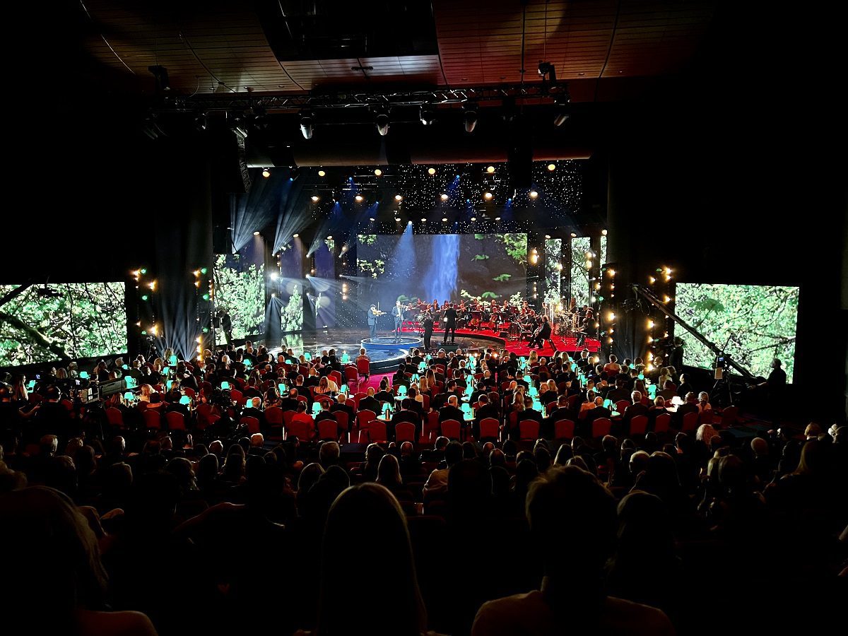 Hurricane_Kristalove kridlo_Direktübertragung_SND_Symphonieorchester_Michal Noga_LED-Bildschirm_Fußbodenbeleuchtung_Beleuchtung