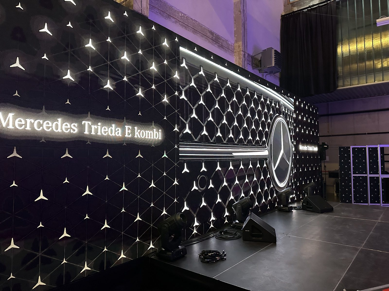 Hurricane_Mercedes launch_Mlynica_LED gloshine_podium_technical support