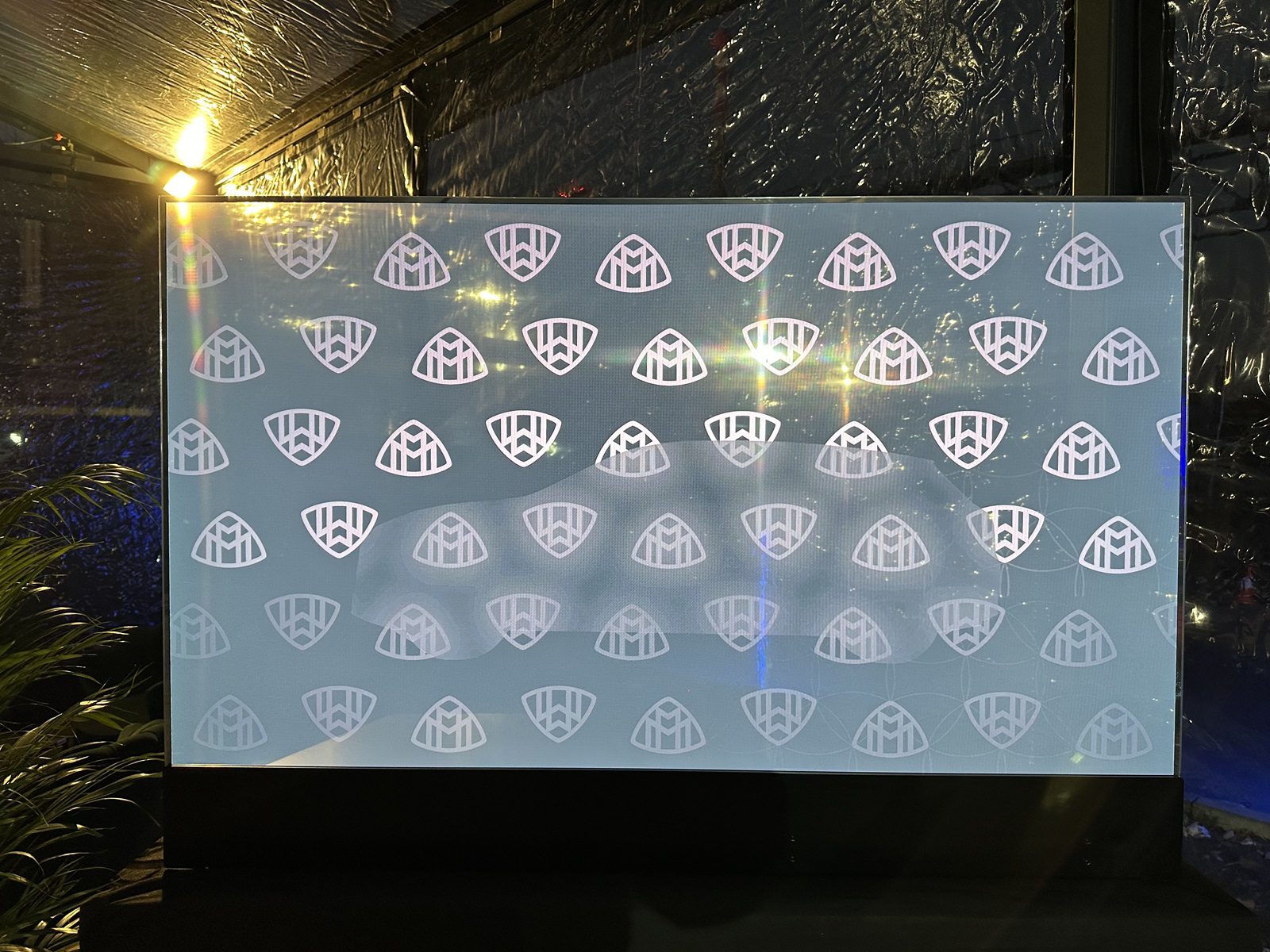 Hurricane_Mercedes launch_Mlynica_transparentna OLED obrazovka