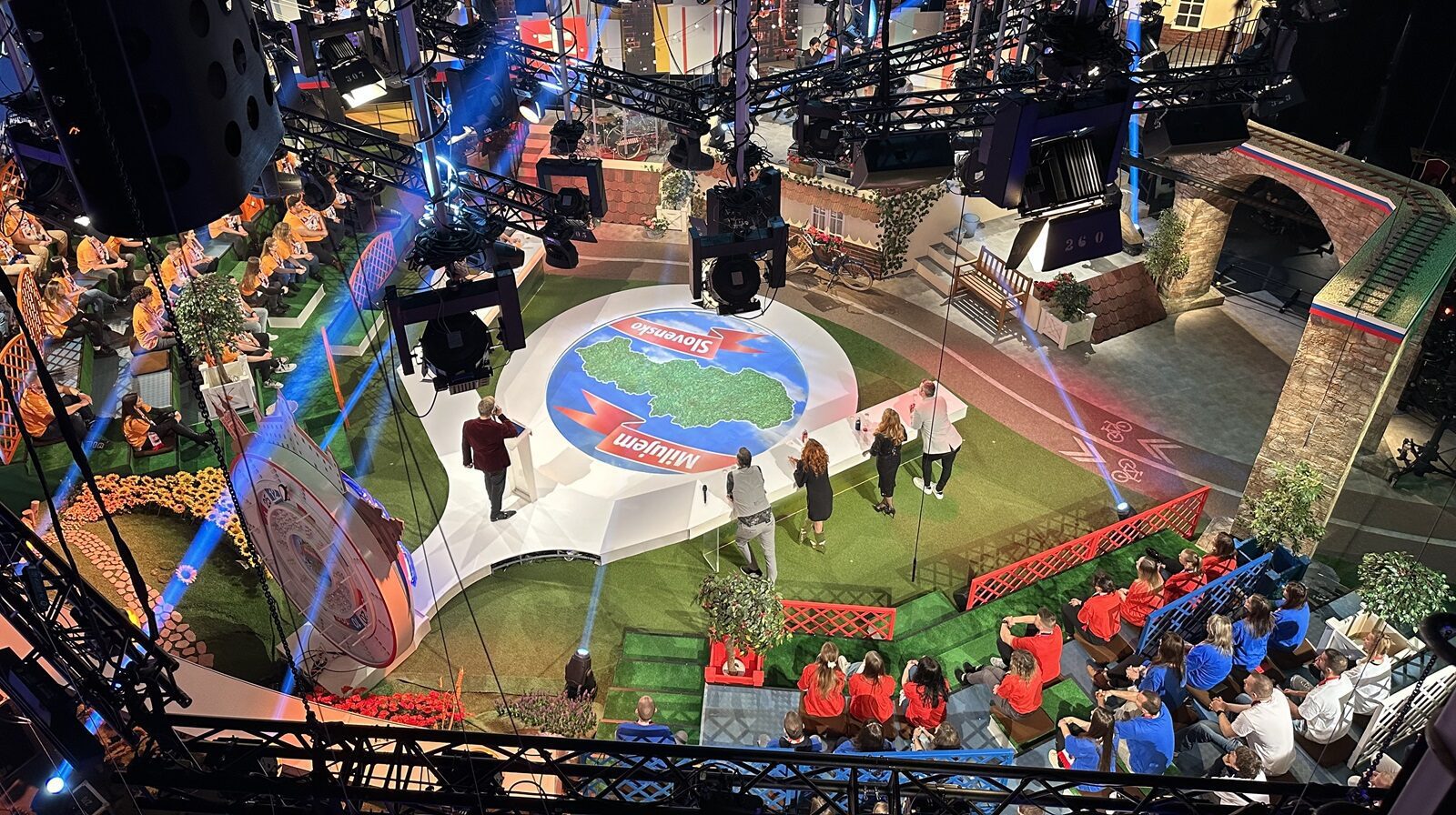 Orkan_Ich liebe die Slowakei_RTVS_Satelliten_LED-Schirme_Beleuchtung_Beleuchtungstechnik_Sättigung_Ansicht von oben