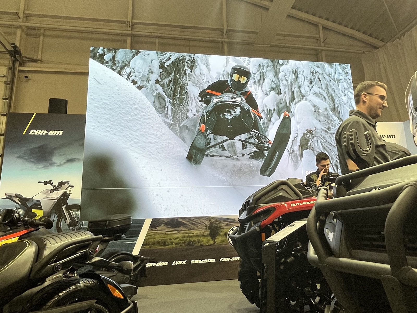 Hurricane_Motocykel 2024_Incheba_technicka podpora_LED obrazovka