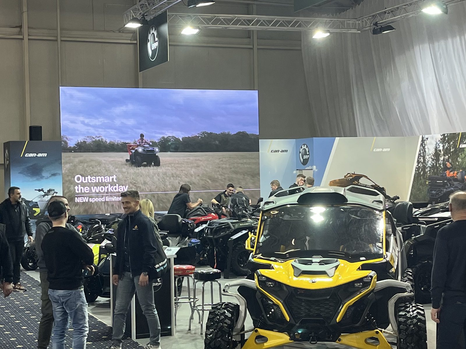 Hurricane_Motocykel 2024_Incheba_technicka podpora_LED obrazovka_navstevnici