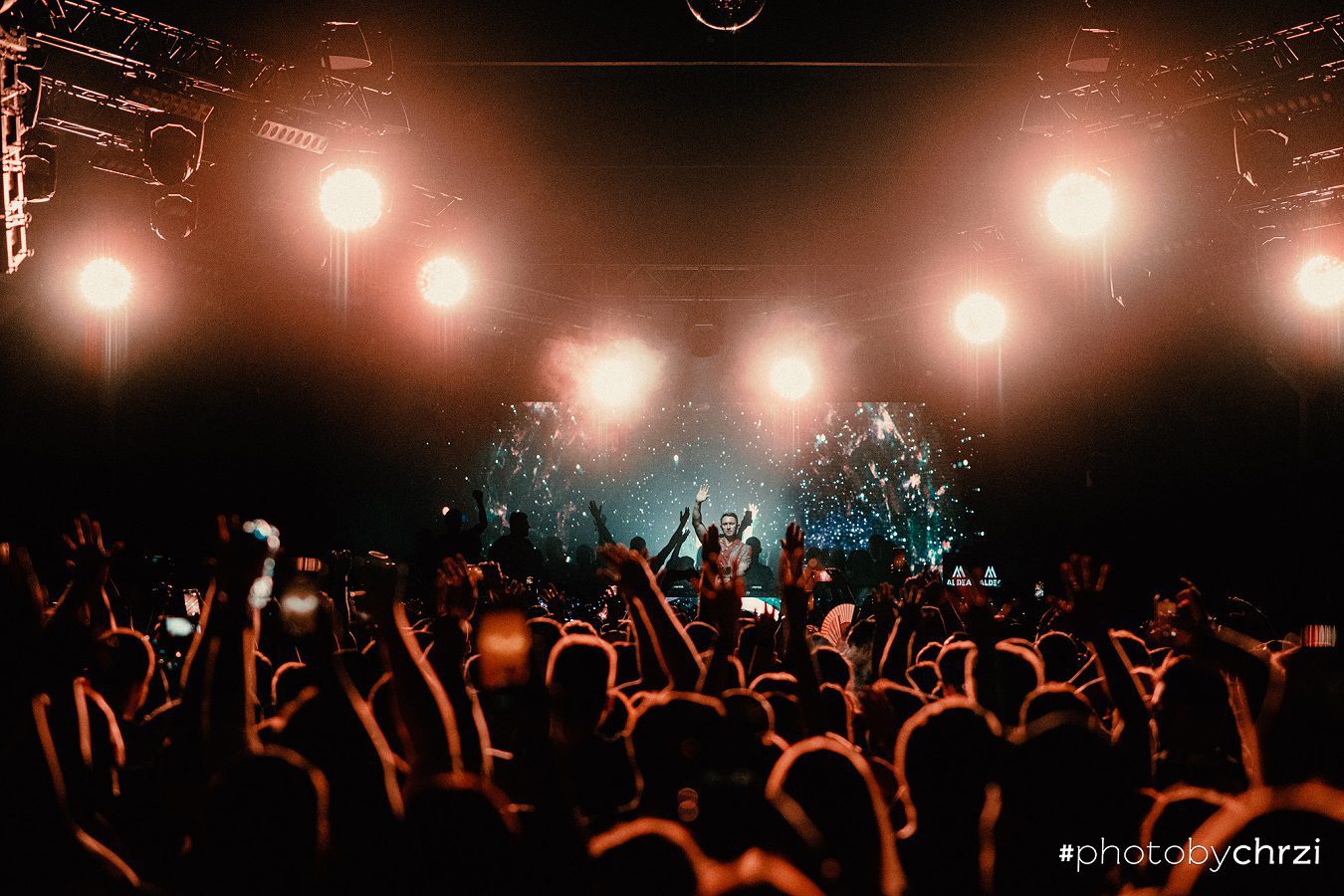 Hurricane_Refinery Gallery_Camelphat_stage_LED screen_light design_sound