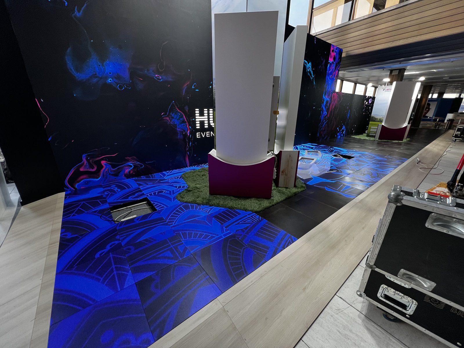 Hurricane_Regeneron_Praha_podlahova LED