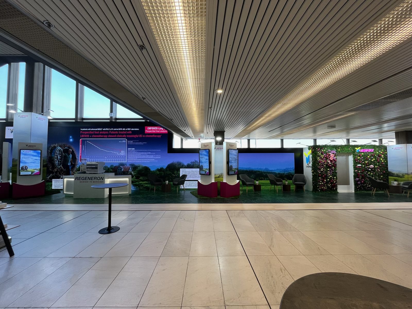 Hurricane_Regeneron_Praha_podlahova LED_velkoformatova_LED