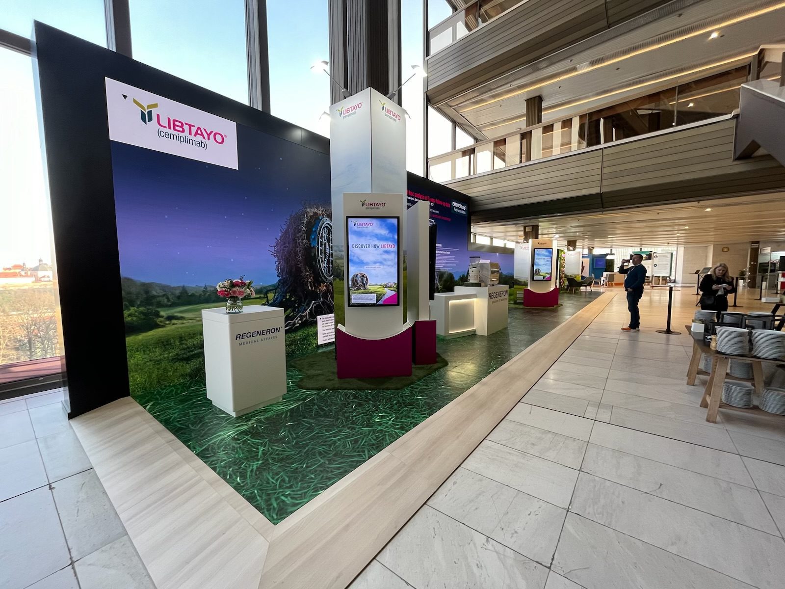 Hurricane_Regeneron_Praha_podlahova LED_velkoformatova_LED_vystava